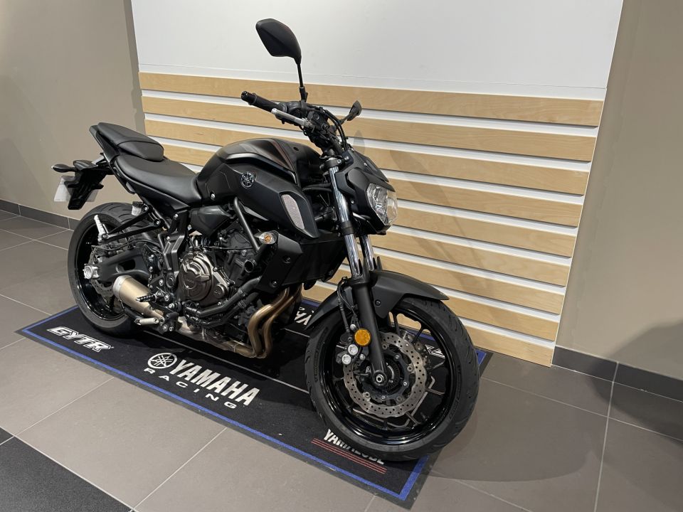 YAMAHA MT-07 4