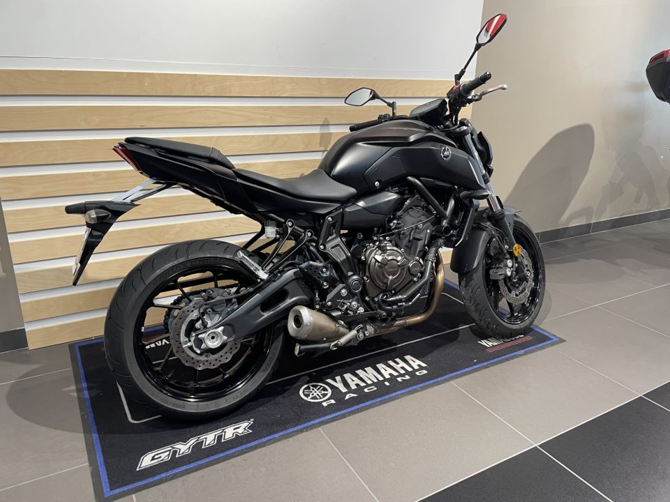 YAMAHA MT-07 4