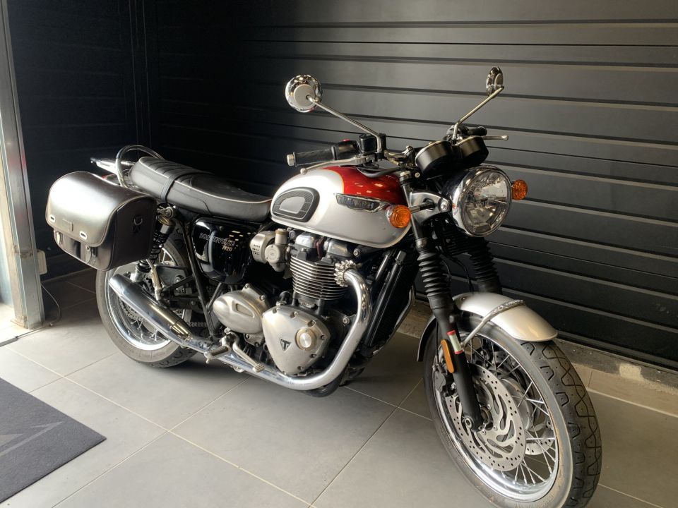 TRIUMPH BONNEVILLE T120 4