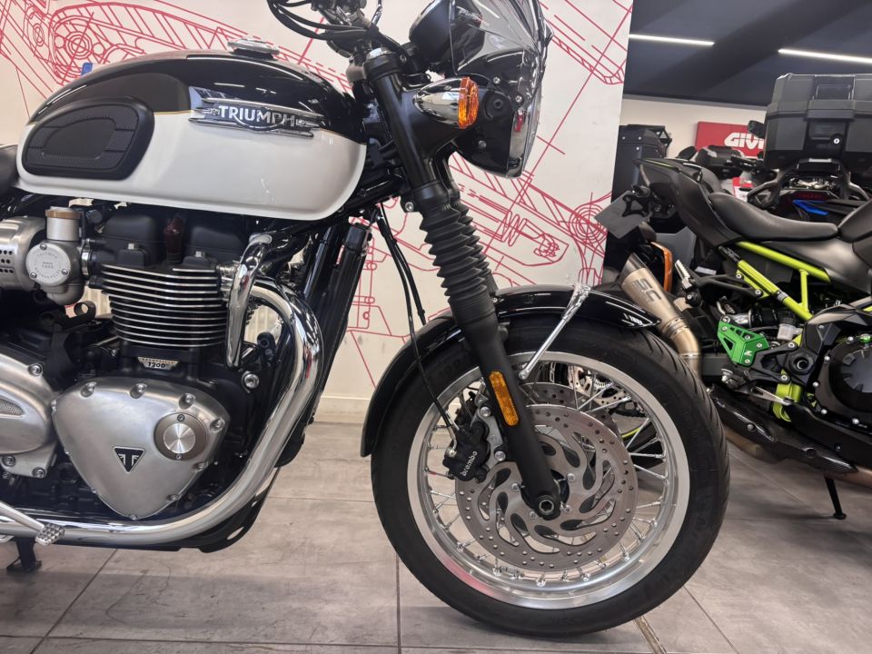 TRIUMPH BONNEVILLE T120 4