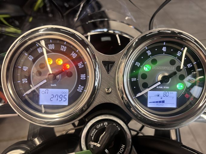 TRIUMPH BONNEVILLE T120 4