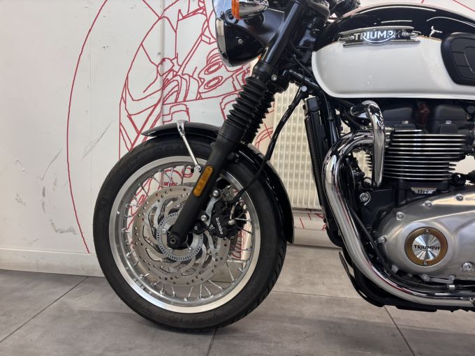 TRIUMPH BONNEVILLE T120 4