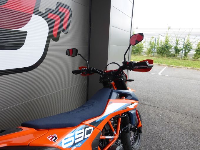 KTM 690 SMC R 2024 4
