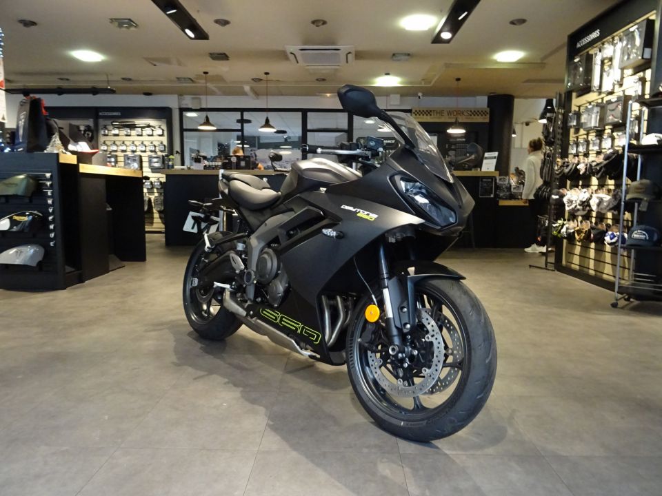 TRIUMPH 	DAYTONA 660 4