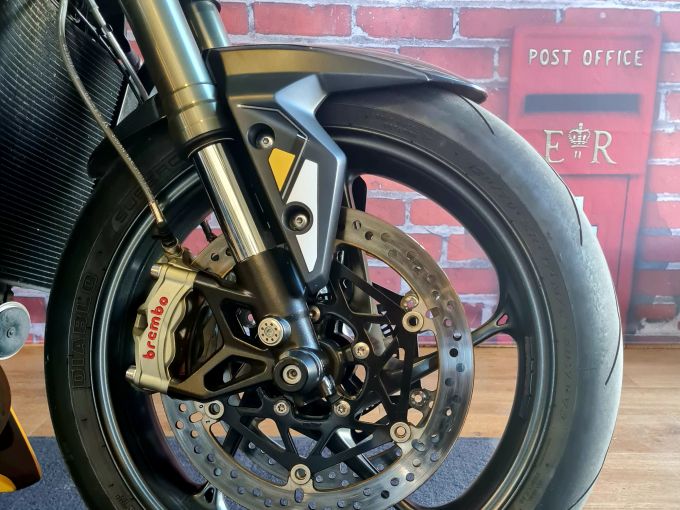 TRIUMPH STREET TRIPLE 765 RS 4