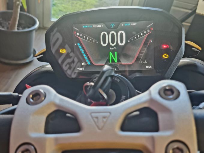 TRIUMPH STREET TRIPLE 765 RS 4