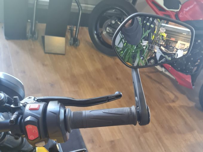 TRIUMPH STREET TRIPLE 765 RS 4
