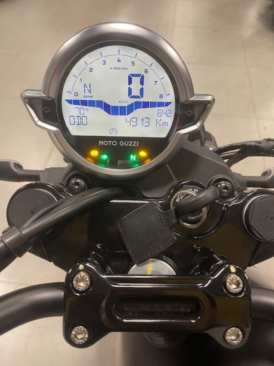 MOTO GUZZI V7 STONE 4