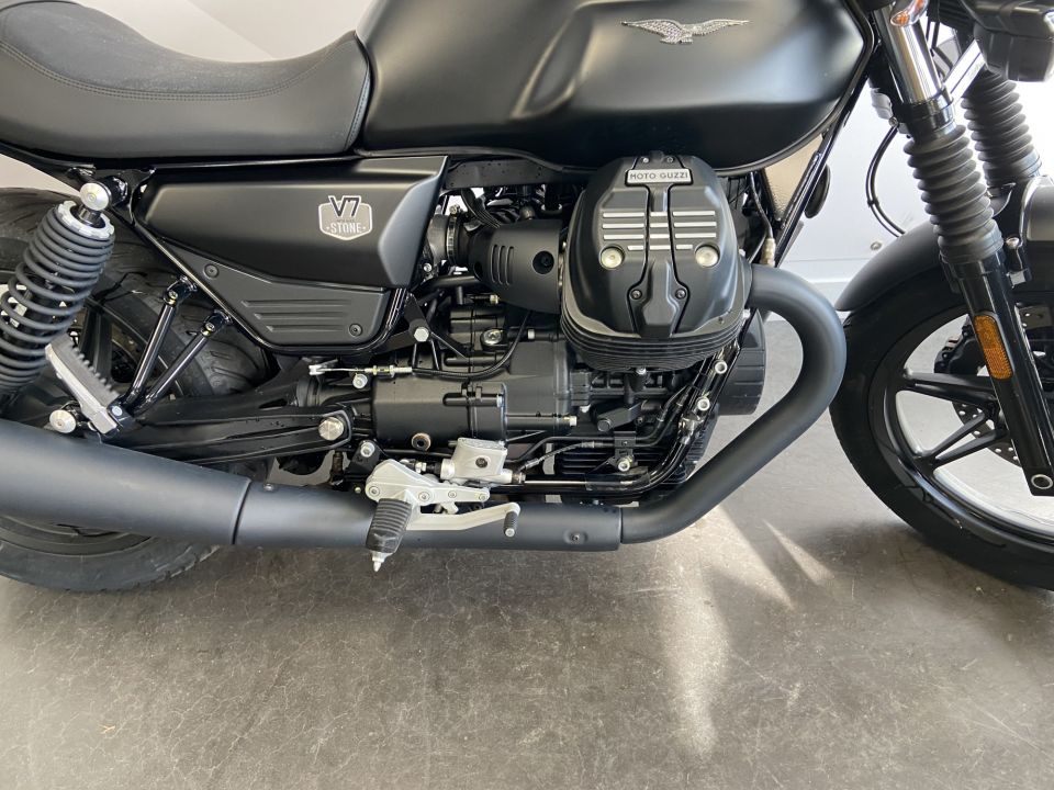 MOTO GUZZI V7 STONE 4