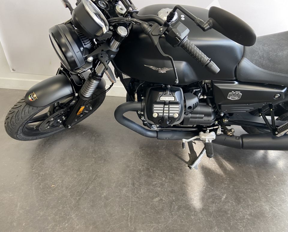 MOTO GUZZI V7 STONE 4