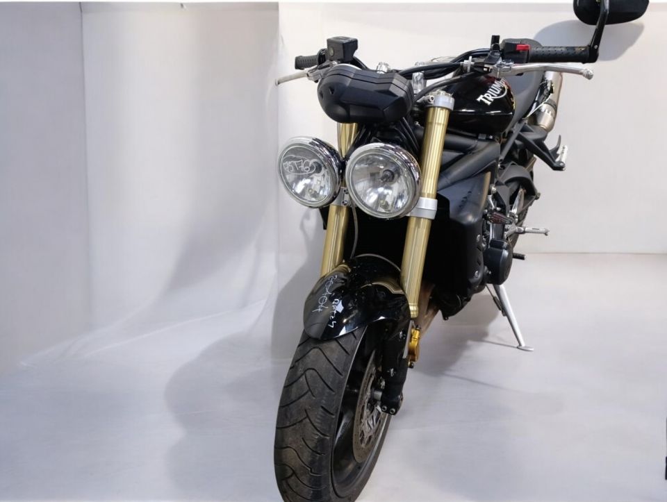 TRIUMPH STREET TRIPLE 675 4