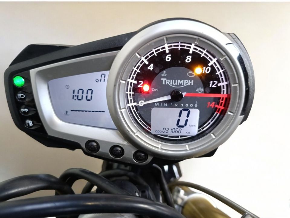 TRIUMPH STREET TRIPLE 675 4