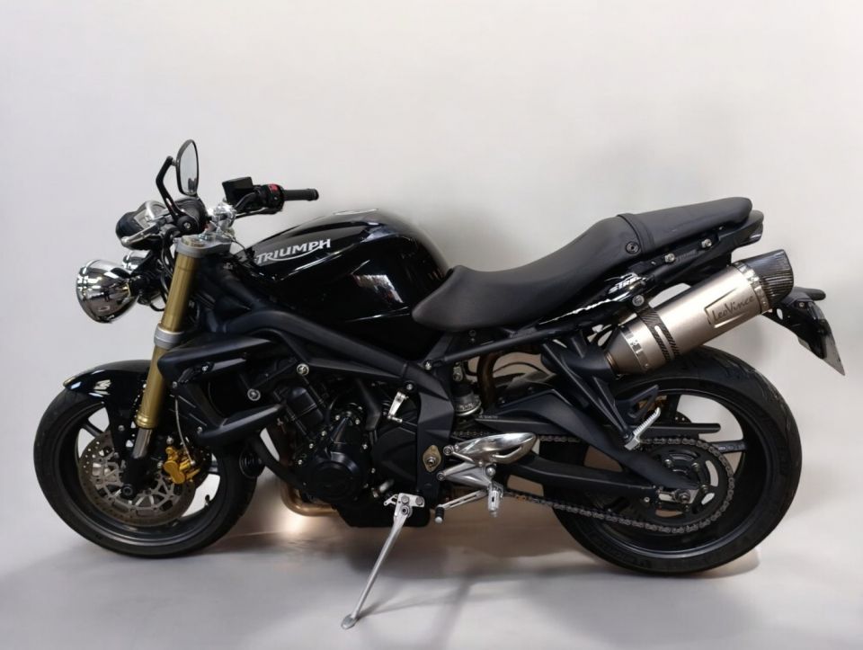 TRIUMPH STREET TRIPLE 675 4