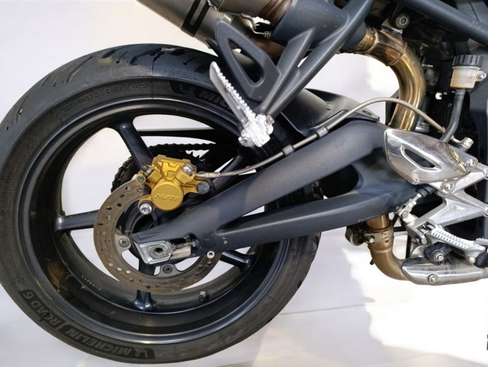 TRIUMPH STREET TRIPLE 675 4