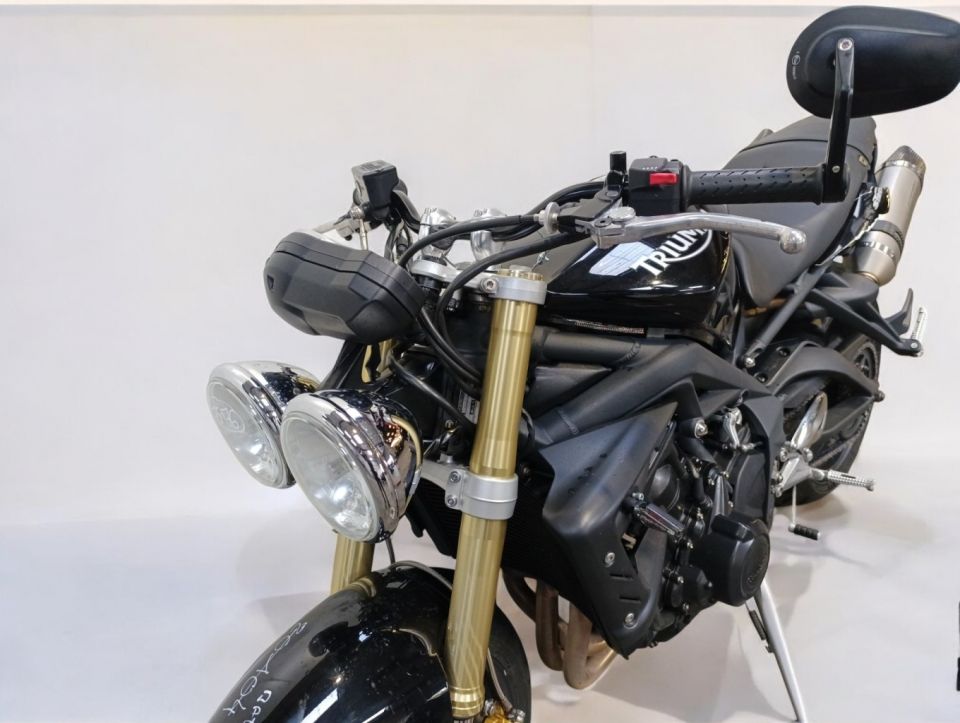 TRIUMPH STREET TRIPLE 675 4