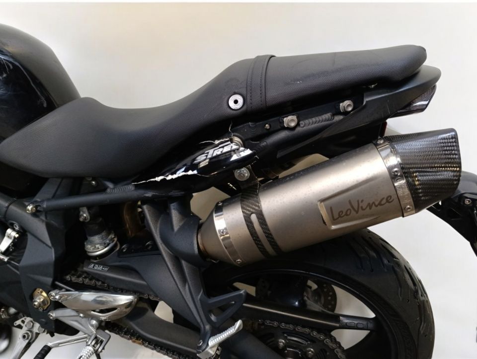 TRIUMPH STREET TRIPLE 675 4