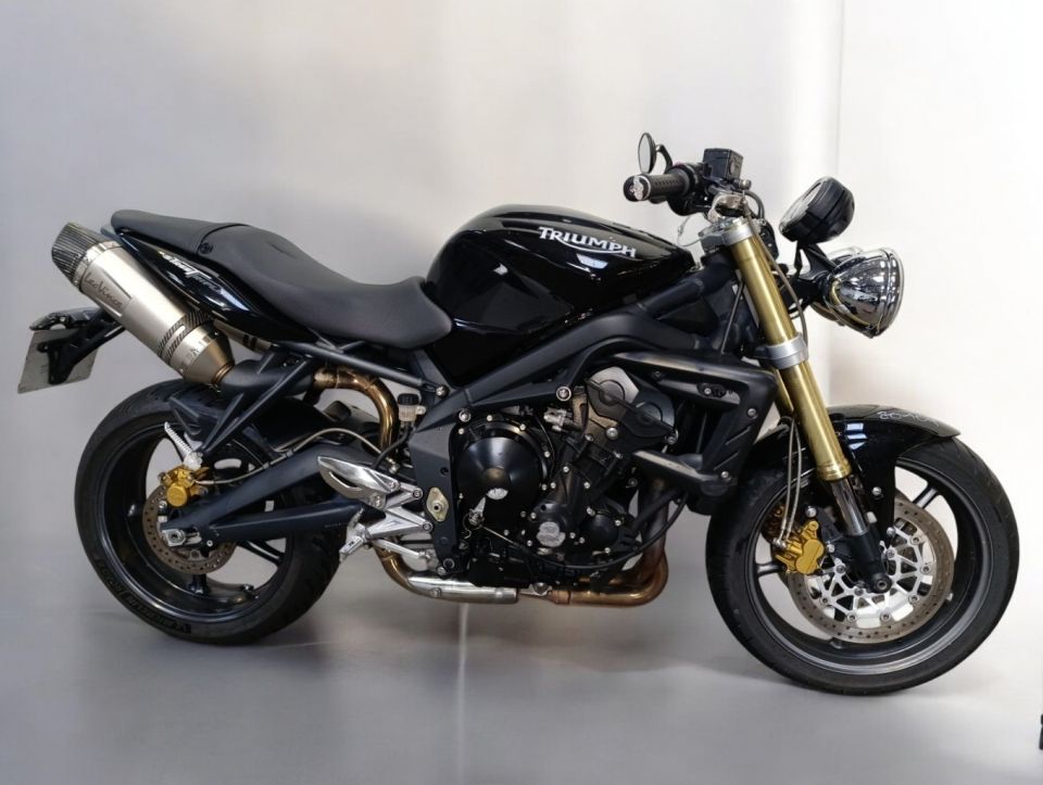 TRIUMPH STREET TRIPLE 675 4