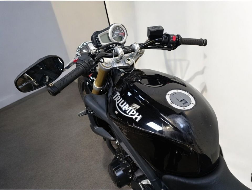 TRIUMPH STREET TRIPLE 675 4