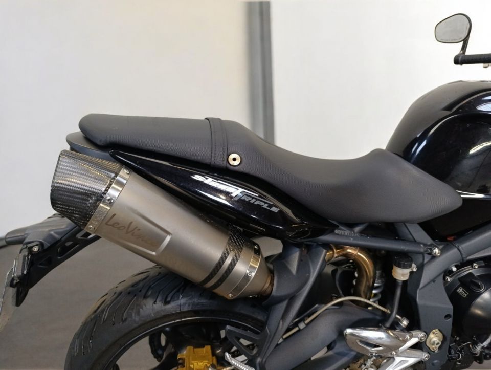 TRIUMPH STREET TRIPLE 675 4
