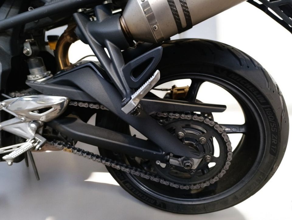 TRIUMPH STREET TRIPLE 675 4