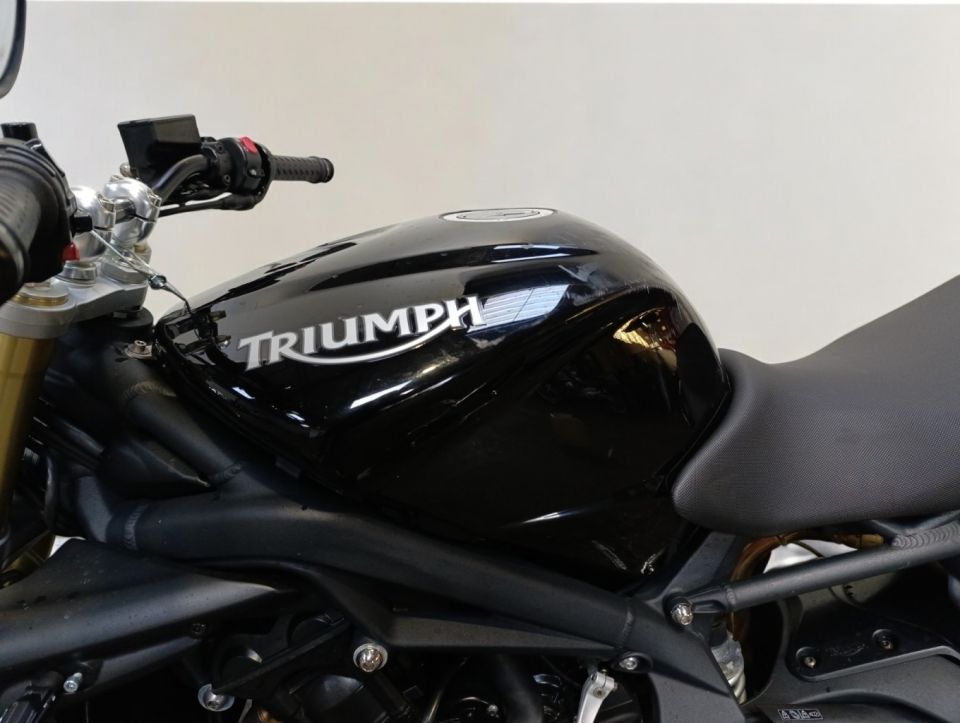 TRIUMPH STREET TRIPLE 675 4