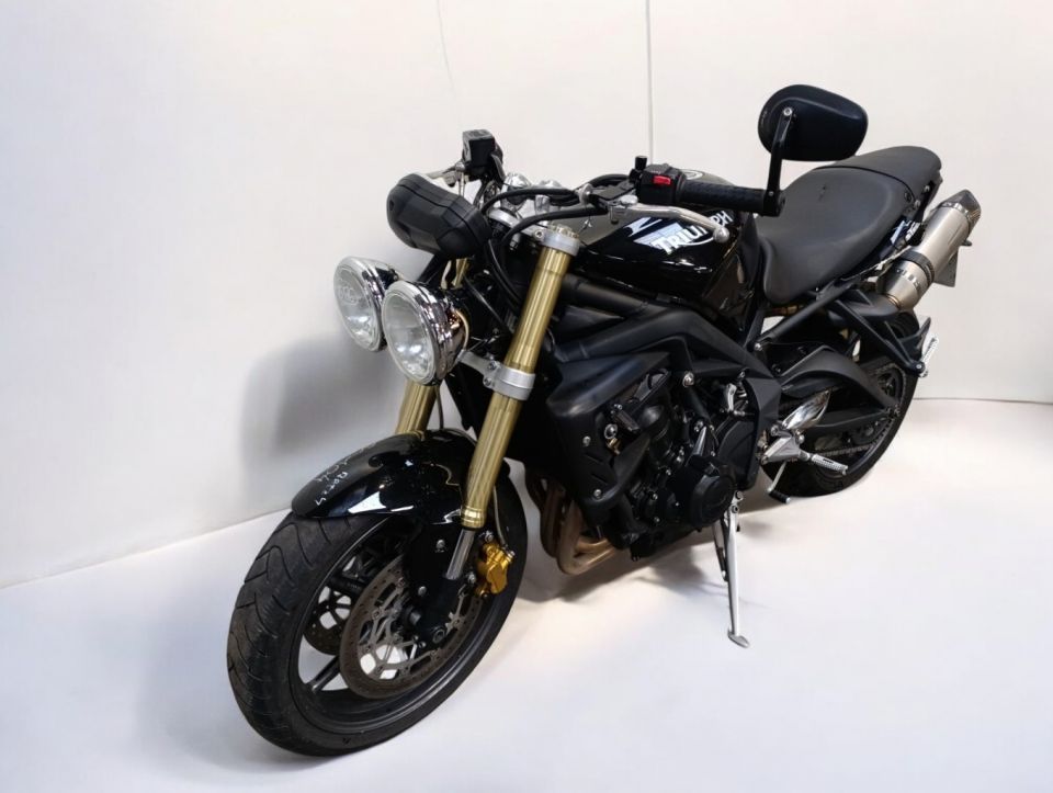 TRIUMPH STREET TRIPLE 675 4