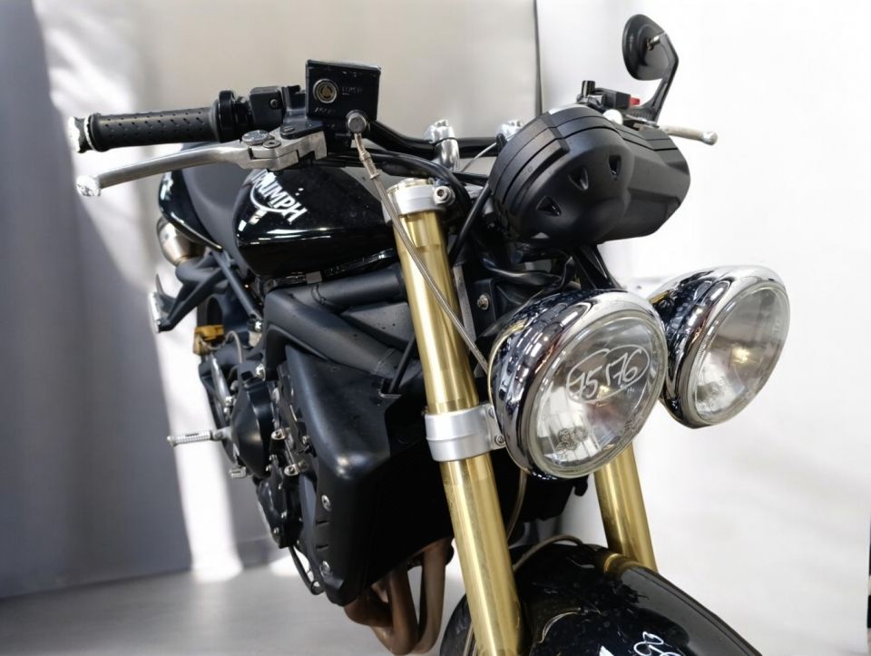 TRIUMPH STREET TRIPLE 675 4