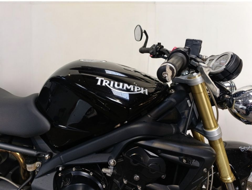 TRIUMPH STREET TRIPLE 675 4