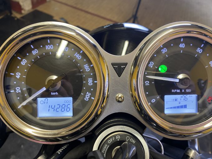TRIUMPH BONNEVILLE 865 T100 4