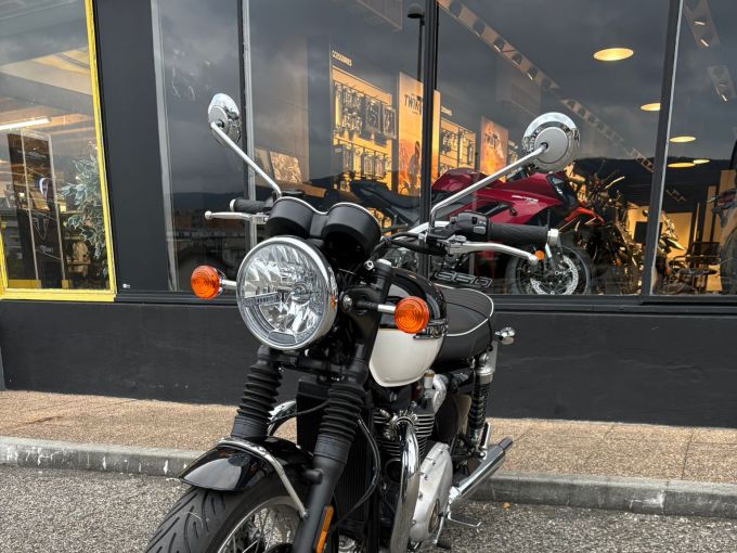 TRIUMPH BONNEVILLE T120 4