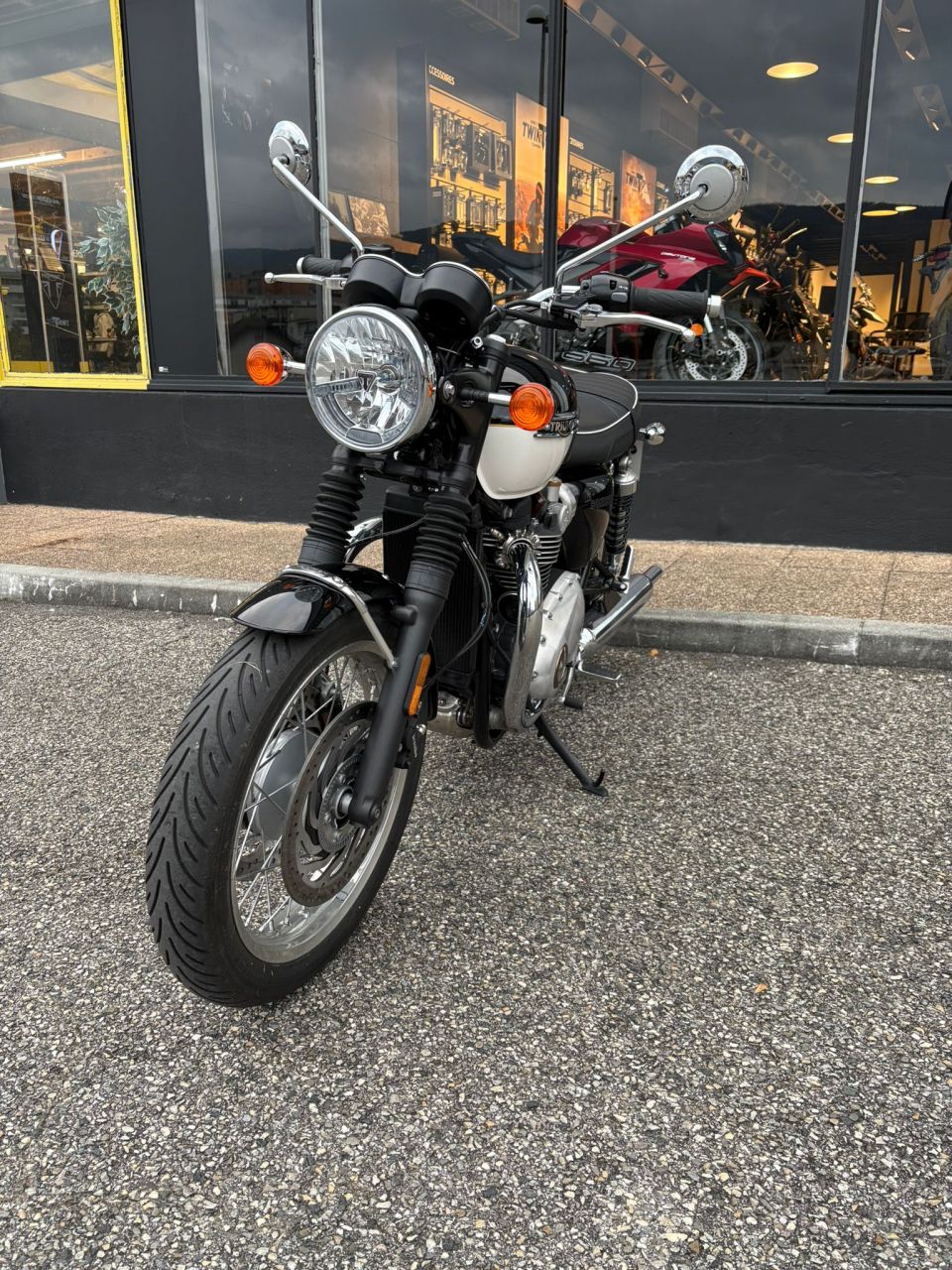TRIUMPH BONNEVILLE T120 4