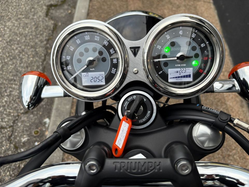 TRIUMPH BONNEVILLE T120 4