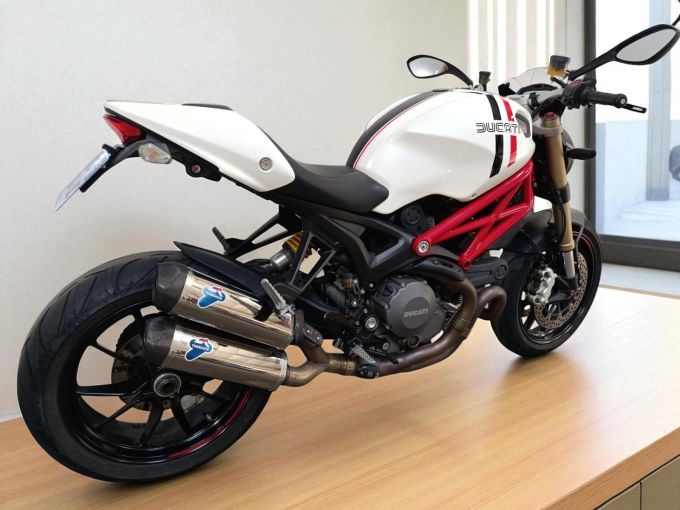 DUCATI 1100 MONSTER 4
