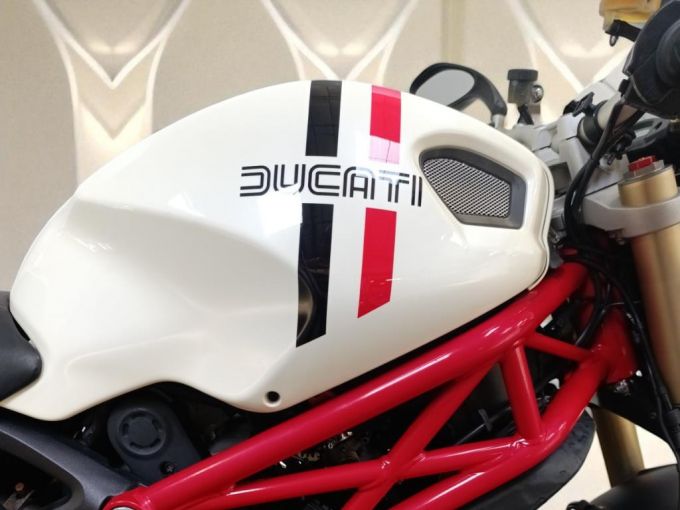 DUCATI 1100 MONSTER 4