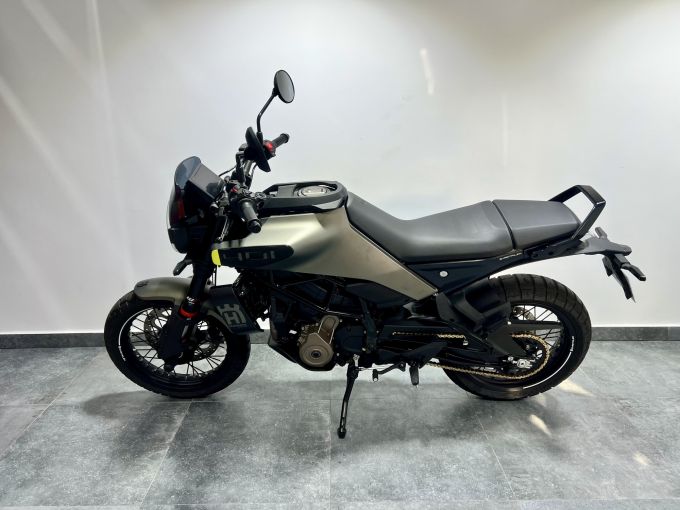 HUSQVARNA SVARTPILEN 401 4