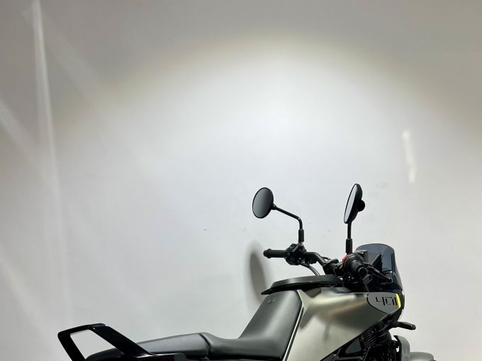 HUSQVARNA SVARTPILEN 401 4