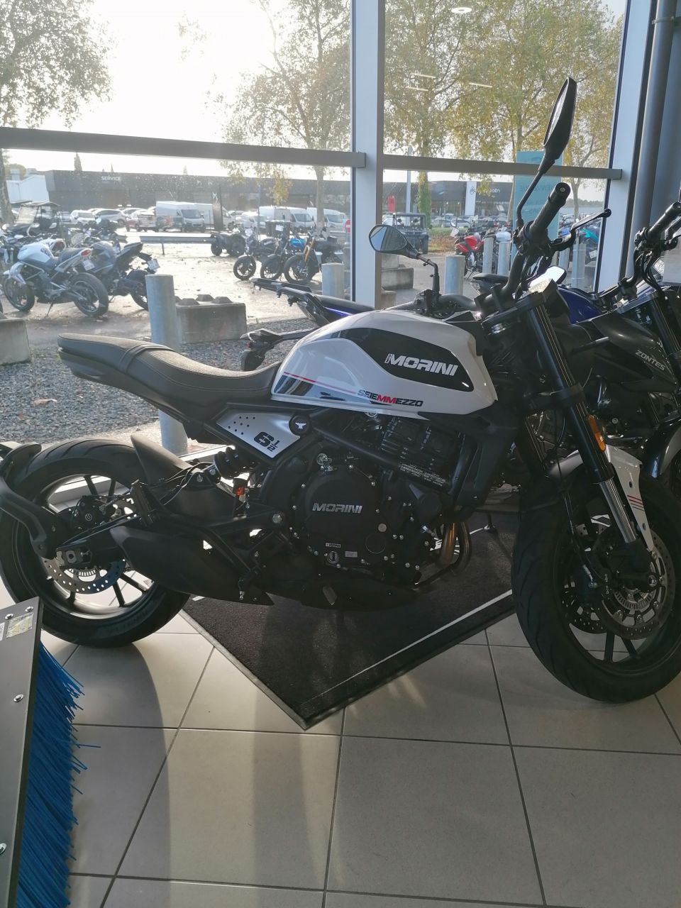 MOTO MORINI SEIEMMEZZO STR 650 4