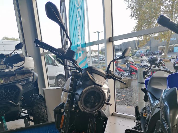 MOTO MORINI SEIEMMEZZO STR 650 4