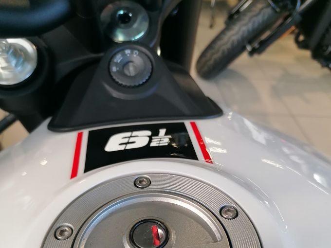 MOTO MORINI SEIEMMEZZO STR 650 4