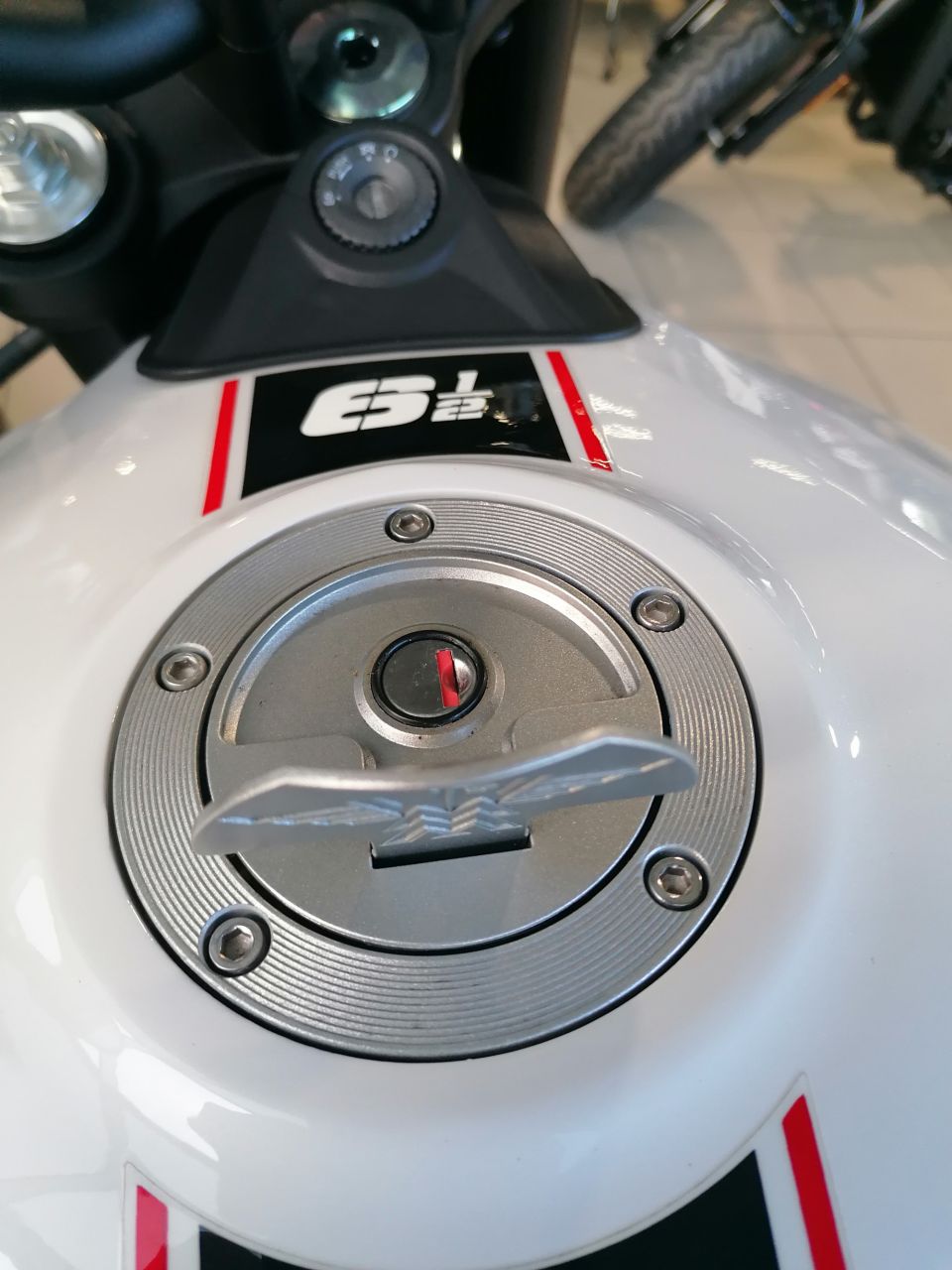 MOTO MORINI SEIEMMEZZO STR 650 4