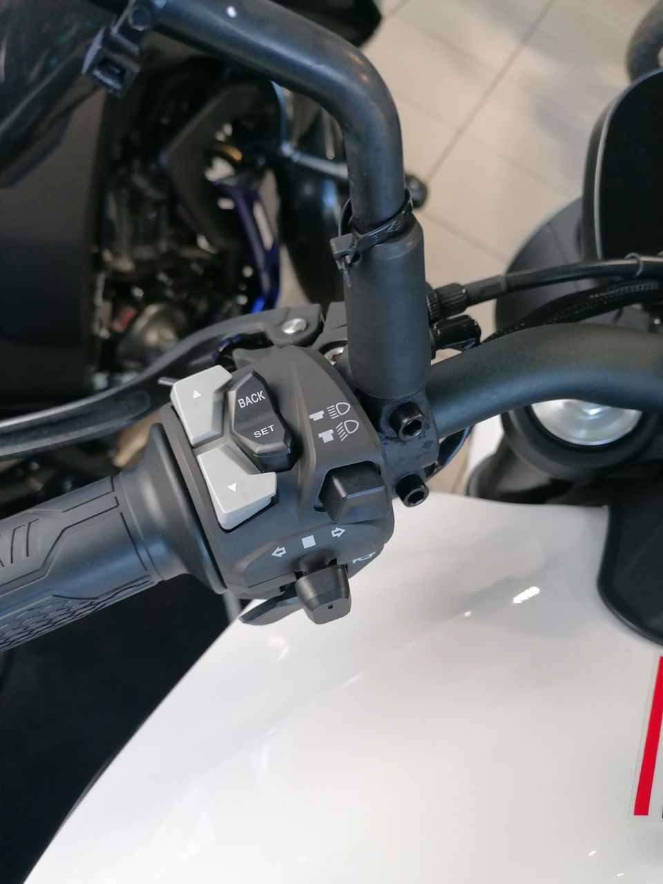 MOTO MORINI SEIEMMEZZO STR 650 4