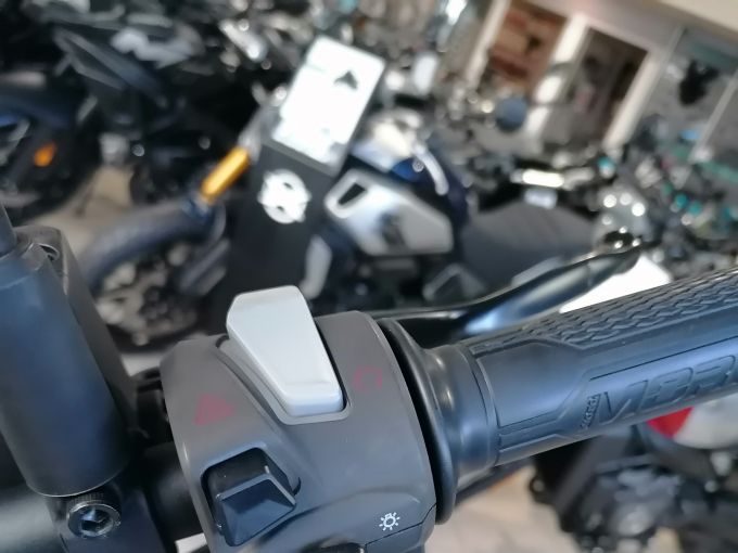 MOTO MORINI SEIEMMEZZO STR 650 4