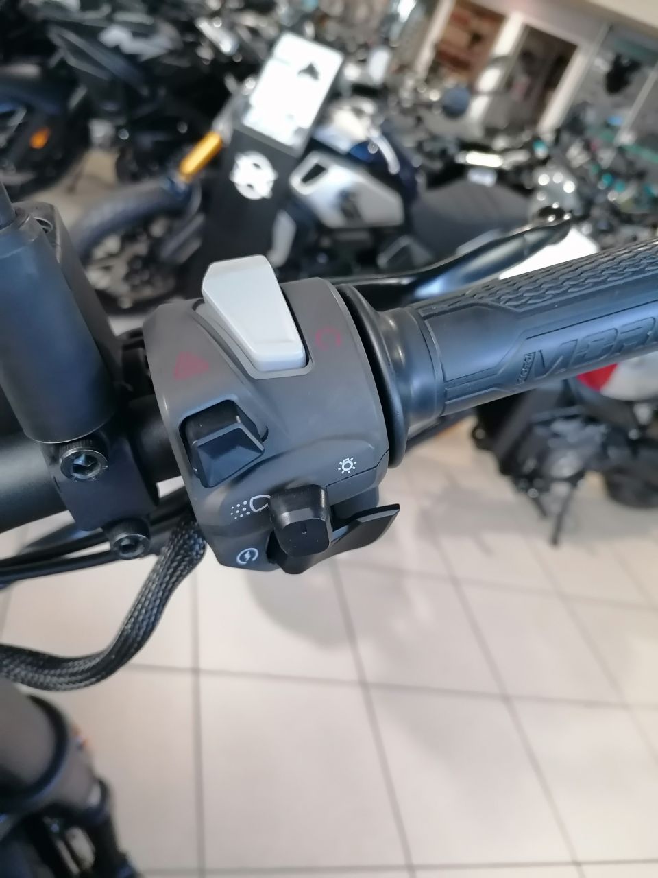 MOTO MORINI SEIEMMEZZO STR 650 4