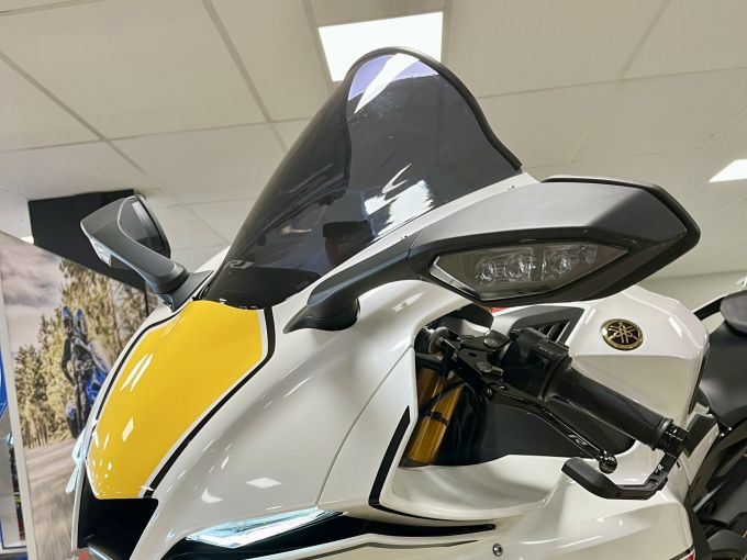 YAMAHA YZF 1000 R1 60TH 4