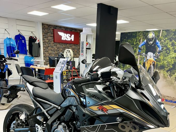 SUZUKI GSX-8R 4