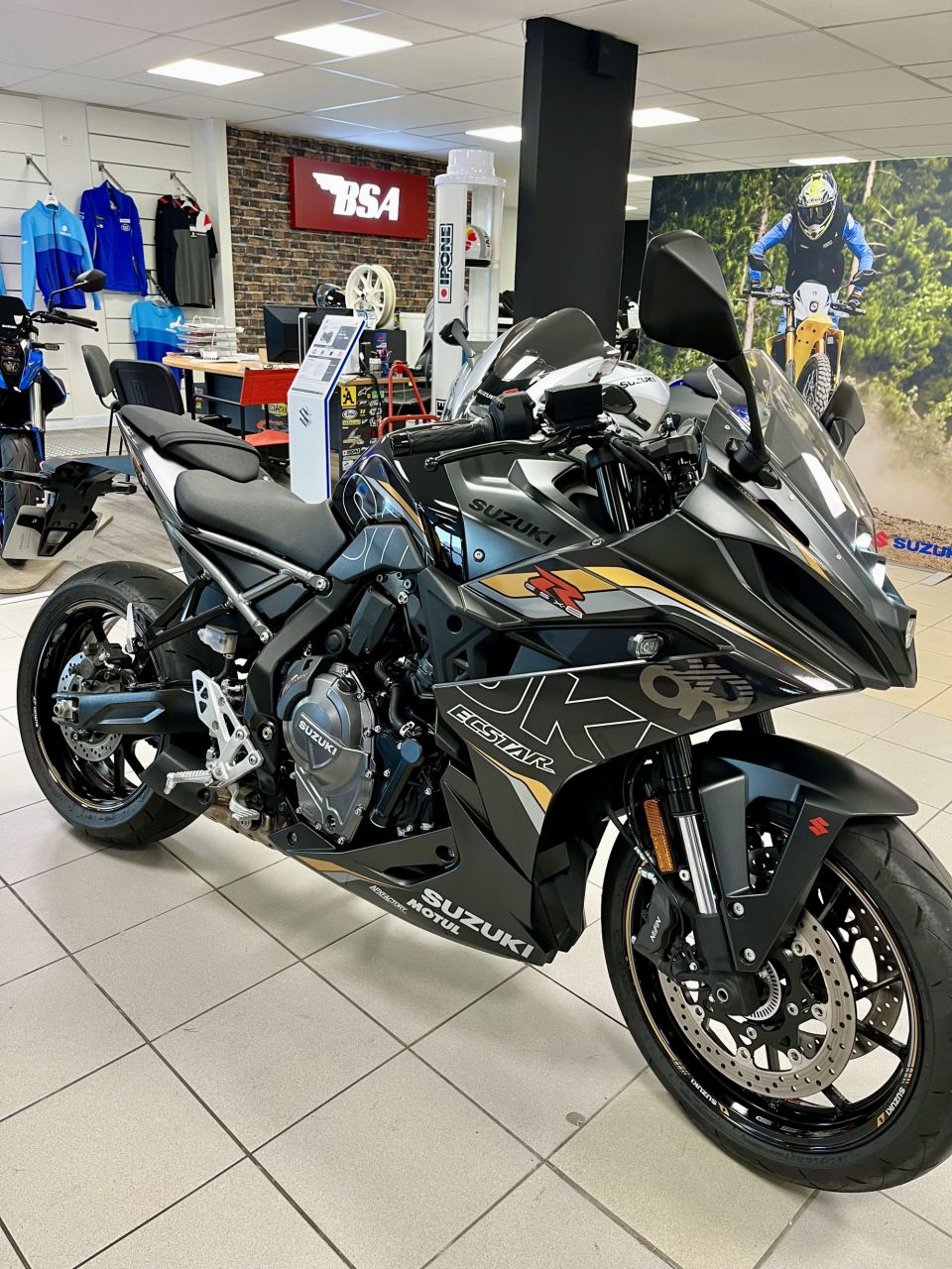 SUZUKI GSX-8R 4