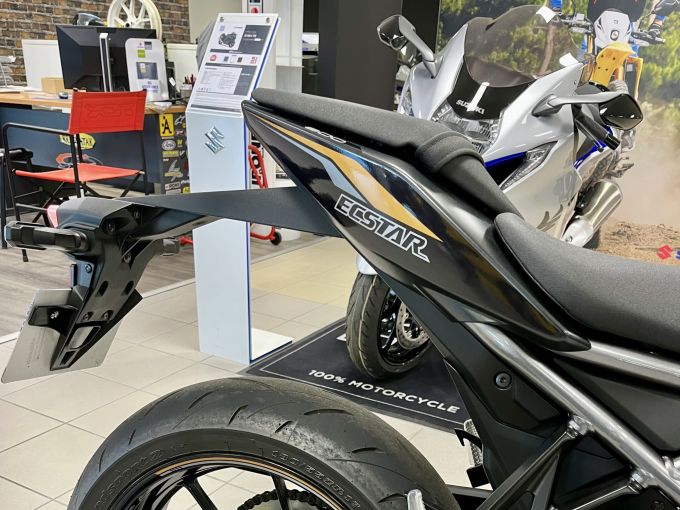 SUZUKI GSX-8R 4