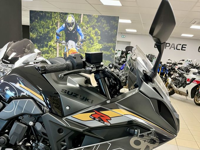 SUZUKI GSX-8R 4