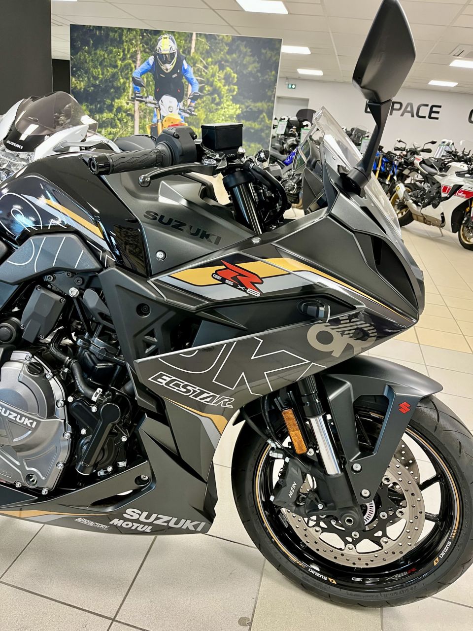 SUZUKI GSX-8R 4