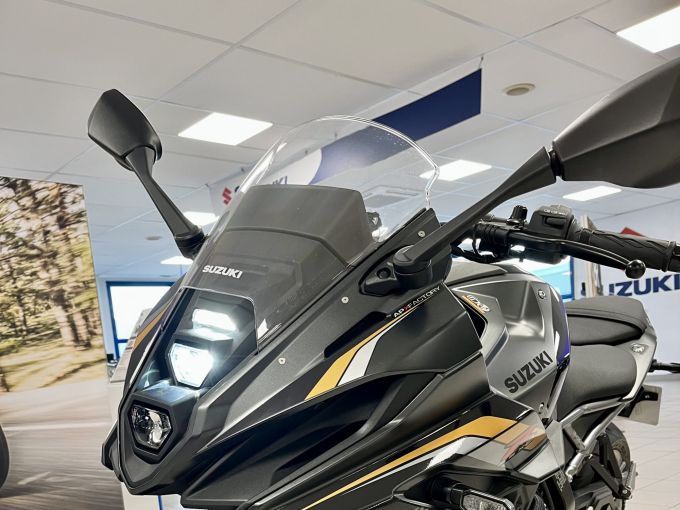 SUZUKI GSX-8R 4